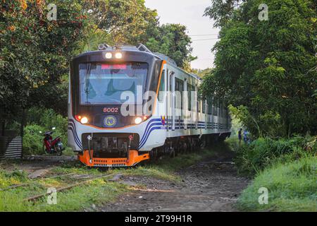 Manila, Philippinen. 24. November 2023: Ein Dieselzug der Klasse PNR 8000 (hergestellt von der indonesischen Firma INKA - 750 Passagiere), der als Interprovincial Pendler von den Philippine National Railways (PNR) betrieben wird, die heute ihr 131-jähriges Bestehen feiern. Die Philippinen führen einen ehrgeizigen Eisenbahnausbau durch, bei dem ab Januar 2024 der Betrieb in der National Capital Region (Metro Manila) für fünf Jahre eingestellt wird, von dem täglich etwa 30.000 Filipinos betroffen sein werden, um dem Bau des Projekts der North-South Commuter Railway (NSCR) Platz zu geben. Quelle: Kevin Izorce/Alamy Live News Stockfoto