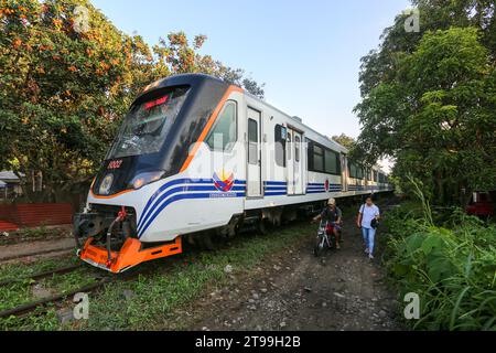 Manila, Philippinen. 24. November 2023: Ein Dieselzug der Klasse PNR 8000 (hergestellt von der indonesischen Firma INKA - 750 Passagiere), der als Interprovincial Pendler von den Philippine National Railways (PNR) betrieben wird, die heute ihr 131-jähriges Bestehen feiern. Die Philippinen führen einen ehrgeizigen Eisenbahnausbau durch, bei dem ab Januar 2024 der Betrieb in der National Capital Region (Metro Manila) für fünf Jahre eingestellt wird, von dem täglich etwa 30.000 Filipinos betroffen sein werden, um dem Bau des Projekts der North-South Commuter Railway (NSCR) Platz zu geben. Quelle: Kevin Izorce/Alamy Live News Stockfoto