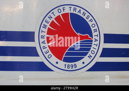 Manila, Philippinen. 24. November 2023: Siegel des Department of Transportation of the Philippines (DOTR) wird auf einem Zug der Philippine National Railways (PNR) ausgestellt, der heute sein 131-jähriges Bestehen feiert. Die Philippinen führen einen ehrgeizigen Eisenbahnausbau durch, der den Betrieb in der National Capital Region (Metro Manila) für fünf Jahre ab Januar 2024 vorsieht, von dem täglich etwa 30.000 Filipinos betroffen sein werden, um dem Bau des Großprojekts der North-South Pmuter Railway (NSCR) Platz zu geben. Quelle: Kevin Izorce/Alamy Live News Stockfoto