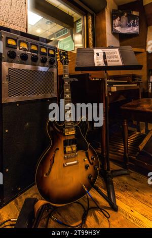Eine Gibson Semi-Hollow-Elektrogitarre lehnt an einem Verstärker im Studio A des Motown Museum Hitsville U.S.A. in Detroit, Michigan, Vereinigte Staaten. Ein Hammond-Organ und ein Musikpult stehen im Hintergrund. Die Motown-Studios befinden sich in einer Reihe von Wohnhäusern im Boston-Edison-Historischen Viertel von Detroit. Stockfoto