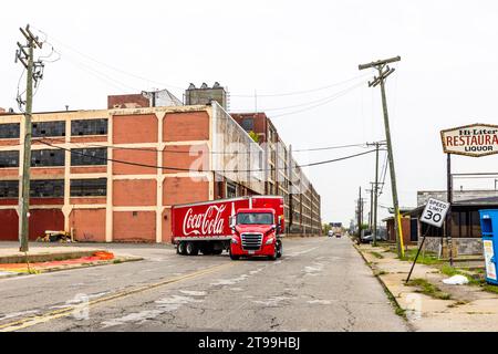 Ein Coca-Cola-Lkw verlässt das ehemalige verlassene Ford-Werk im unabhängigen Stadtteil Highland Park in der Nähe von Detroit. Highland Park, Usa Stockfoto