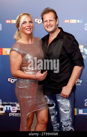 Reality-TV-Teilnehmer Jens Büchner und Ehefrau Daniela Danni Büchner bei der Verleihung des 22. Deutsche Comedypreises 2018 in den Brainpool Studios. Nur später, am 17. November 2018, starb Jens Büchner an den Folgen von Lungenkrebs im Alter von 49 Jahren. Archivfoto Köln, 07.10.2018 NRW Deutschland *** Reality-TV-Teilnehmer Jens Büchner und Frau Daniela Danni Büchner bei der Deutschen Comedy-Preisverleihung 2018 in den Brainpool Studios wenig später, am 17. November 2018, starb Jens Büchner im Alter von 49 Jahren an Lungenkrebs Archivfoto Köln. 07 10 2018 NRW Deutschland Copyright: xChristophxHardt Stockfoto