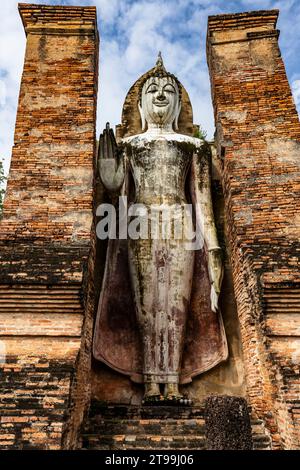 Sukhothai Historical Park, Wat Mahathat, stehende Buddha-Statue im kleinen Schrein, Sukhothai, Thailand, Südostasien, Asien Stockfoto