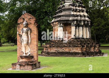 Sukhothai Historical Park, Wat Traphang Ngoen, Stuck stehende Buddha Statue, Sukhothai, Thailand, Südostasien, Asien Stockfoto