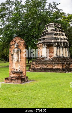 Sukhothai Historical Park, Wat Traphang Ngoen, Stuck stehende Buddha Statue, Sukhothai, Thailand, Südostasien, Asien Stockfoto