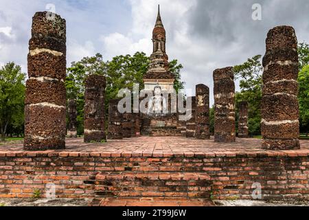 Sukhothai Historical Park, Wat Traphang Ngoen, Hauptschrein mit Buddha-Statue und Stupa, Sukhothai, Thailand, Südostasien, Asien Stockfoto