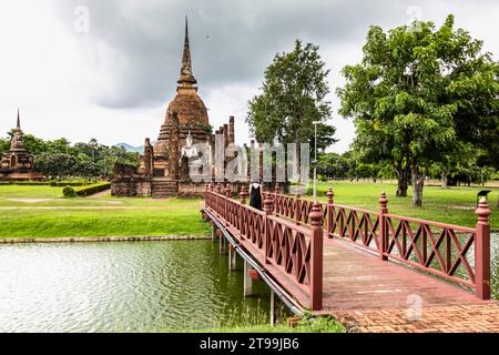 Sukhothai Historical Park, Wat Sa Si, Stupa und Buddha Statue, Sukhothai, Thailand, Südostasien, Asien Stockfoto