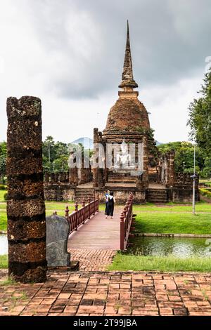 Sukhothai Historical Park, Wat Sa Si, Stupa und Buddha Statue, Sukhothai, Thailand, Südostasien, Asien Stockfoto