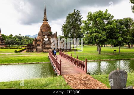 Sukhothai Historical Park, Wat Sa Si, Stupa und Buddha Statue, Sukhothai, Thailand, Südostasien, Asien Stockfoto