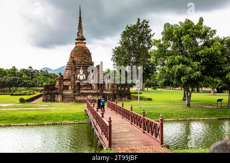 Sukhothai Historical Park, Wat Sa Si, Stupa und Buddha Statue, Sukhothai, Thailand, Südostasien, Asien Stockfoto