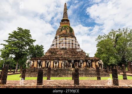 Sukhothai Historical Park, Wat Chang Lom, Elefantenstatuen auf Plattform, Sukhothai, Thailand, Südostasien, Asien Stockfoto