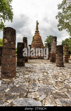 Sukhothai Historical Park, Wat Chang Lom, Elefantenstatuen auf Plattform, Sukhothai, Thailand, Südostasien, Asien Stockfoto