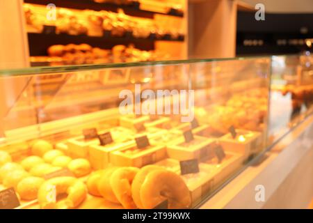 Verschwommener Blick auf frisches Gebäck an der Theke im Bäckerei Stockfoto