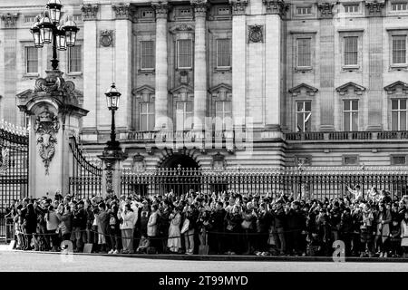 Besucher, die Fotos vom Wachwechsel im Buckingham Palace, London, Großbritannien machen Stockfoto