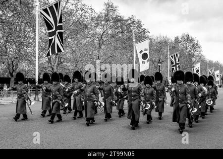 Eine Bande der King's Guard marschiert die Mall zur Wachablösung in London, Großbritannien Stockfoto