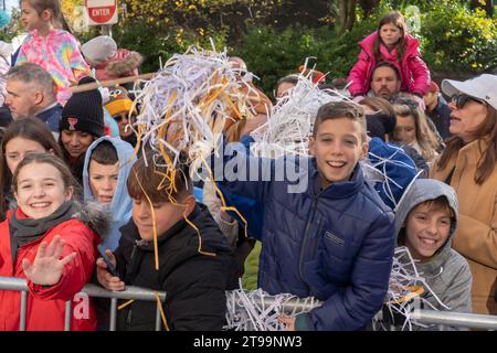 New York, Usa. November 2023. NEW YORK, NEW YORK – 23. NOVEMBER: Kinder sehen die jährliche Thanksgiving Day Parade von Macy am 23. November 2023 in New York City. Quelle: Ron Adar/Alamy Live News Stockfoto