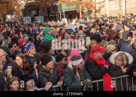 New York, Usa. November 2023. NEW YORK, NEW YORK – 23. NOVEMBER: Zuschauer sehen die jährliche Thanksgiving Day Parade von Macy am 23. November 2023 in New York City. Quelle: Ron Adar/Alamy Live News Stockfoto