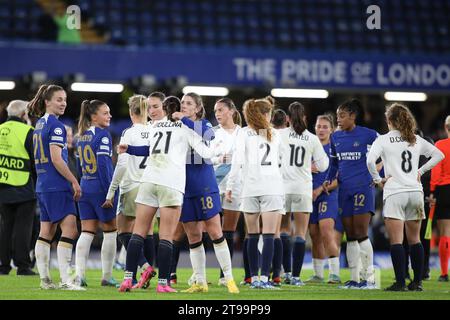 London, Großbritannien. November 2023. London, England, 23. November 2023: Maren Mjelde (18 Chelsea) begrüßt die ehemalige Chelsea-Spielerin Niamh Charles (21 Chelsea) beim UEFA Women's Champions League-Spiel zwischen Chelsea und Paris FC in der Stamford Bridge in London (Alexander Canillas/SPP). /Alamy Live News Stockfoto