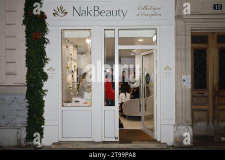 Paris, Frankreich. November 2023. NAK Beauty Opening Party, ein neuer luxuriöser Schönheitsraum am 22. November 2023 im Herzen des 7. Arrondissements in Paris, Frankreich. Quelle: Bernard Menigault/Alamy Live News Stockfoto