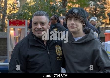 New York, Usa. November 2023. NEW YORK, NEW YORK – 23. NOVEMBER: Der Polizeichef der NYPD Edward Caban nimmt am 23. November 2023 an der jährlichen Thanksgiving Day Parade von Macy Teil. Quelle: Ron Adar/Alamy Live News Stockfoto