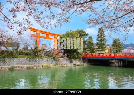 Kyoto, Japan - 2. April 2023: Bootstour auf dem Okazaki Jikkokubune, 3 km vom Nanzenji-Bootsanleger zum Ebisu-Staudamm und hin- und Rückfahrt Stockfoto