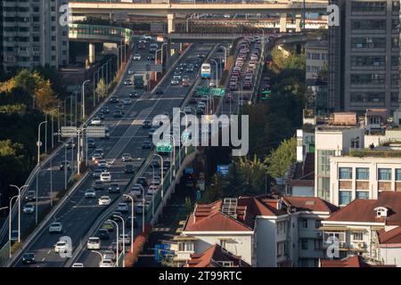 SHANGHAI, CHINA - 24. NOVEMBER 2023 - Staus auf der erhöhten Überführung an der Kreuzung der inneren Ringstraße und der Nord-Süd-Hochebene Ro Stockfoto