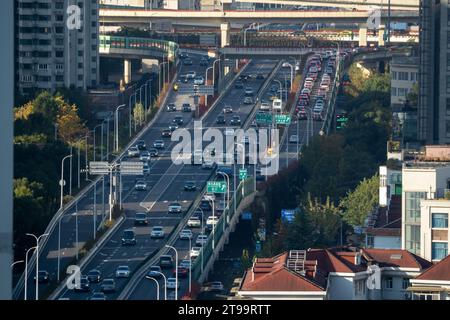 SHANGHAI, CHINA - 24. NOVEMBER 2023 - Staus auf der erhöhten Überführung an der Kreuzung der inneren Ringstraße und der Nord-Süd-Hochebene Ro Stockfoto