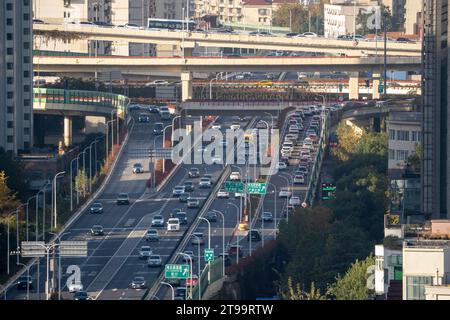 SHANGHAI, CHINA - 24. NOVEMBER 2023 - Staus auf der erhöhten Überführung an der Kreuzung der inneren Ringstraße und der Nord-Süd-Hochebene Ro Stockfoto