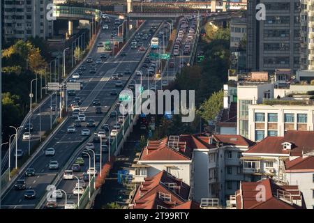 SHANGHAI, CHINA - 24. NOVEMBER 2023 - Staus auf der erhöhten Überführung an der Kreuzung der inneren Ringstraße und der Nord-Süd-Hochebene Ro Stockfoto