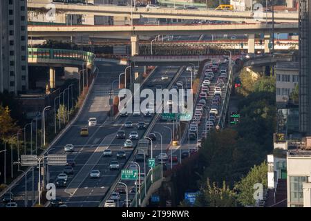 SHANGHAI, CHINA - 24. NOVEMBER 2023 - Staus auf der erhöhten Überführung an der Kreuzung der inneren Ringstraße und der Nord-Süd-Hochebene Ro Stockfoto