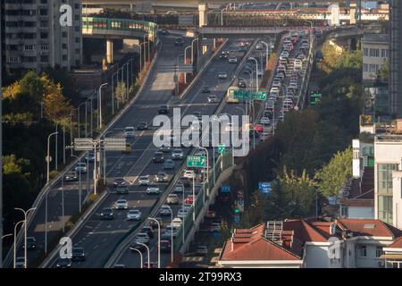 SHANGHAI, CHINA - 24. NOVEMBER 2023 - Staus auf der erhöhten Überführung an der Kreuzung der inneren Ringstraße und der Nord-Süd-Hochebene Ro Stockfoto