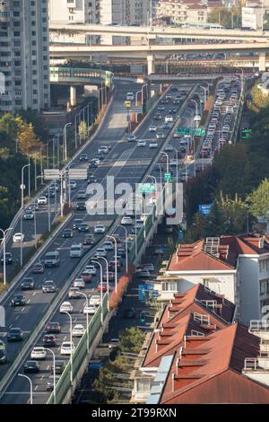 SHANGHAI, CHINA - 24. NOVEMBER 2023 - Staus auf der erhöhten Überführung an der Kreuzung der inneren Ringstraße und der Nord-Süd-Hochebene Ro Stockfoto