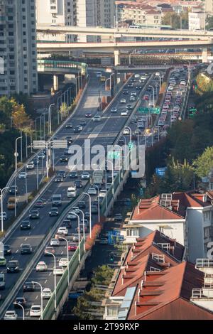 SHANGHAI, CHINA - 24. NOVEMBER 2023 - Staus auf der erhöhten Überführung an der Kreuzung der inneren Ringstraße und der Nord-Süd-Hochebene Ro Stockfoto