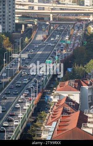 SHANGHAI, CHINA - 24. NOVEMBER 2023 - Staus auf der erhöhten Überführung an der Kreuzung der inneren Ringstraße und der Nord-Süd-Hochebene Ro Stockfoto