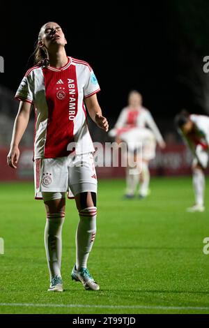 Romee Leuchter aus Ajax sieht beim Gruppenspiel der Women Champions League zwischen AS Roma und Ajax im Tre fontane Stadion in Rom (Italien) am 23. November 2023 niedergeschlagen aus. Stockfoto