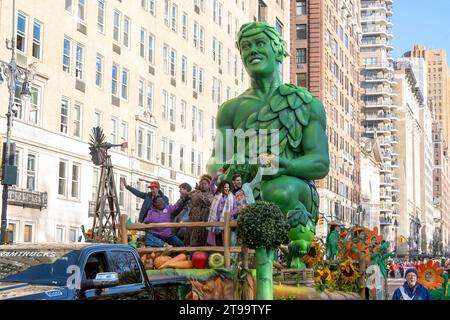 New York, New York, USA. November 2023. (NEU) Macy's jährliche Thanksgiving Day Parade findet in New York City statt. 23. November 2023, New York, USA: Broadway-Besetzung von Shucked Ride the Green Giant Float während der jährlichen Thanksgiving Day Parade am 23. November 2023 in New York City. (Foto: M10s/TheNews2) (Foto: M10s/Thenews2/Zumapress) (Bild: © Ron Adar/TheNEWS2 Via ZUMA Press Wire) NUR ZUR REDAKTIONELLEN VERWENDUNG! Nicht für kommerzielle ZWECKE! Stockfoto