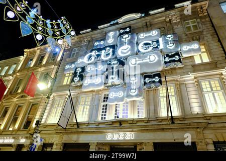 London, Großbritannien. November 2023. Das Gucci-Geschäft zeigt das Pferdemotiv des Designhauses. Besucher und Einkäufer bewundern die Weihnachtsgeschäfte in der New Bond Street und Old Bond Street, in denen auch festliche Lichter von den Kronjuwelen inspiriert sind. Quelle: Eleventh Photography/Alamy Live News Stockfoto