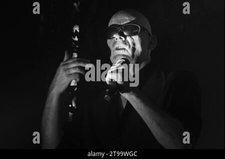 Fotos von Andrew Eldritch von Sisters of Mercy, die am 23. November 2023 in Barrowland Glasgow auftraten Stockfoto