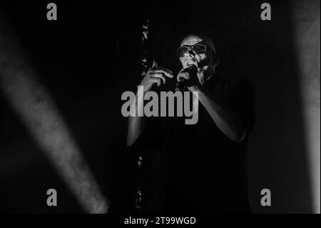 Fotos von Andrew Eldritch von Sisters of Mercy, die am 23. November 2023 in Barrowland Glasgow auftraten Stockfoto