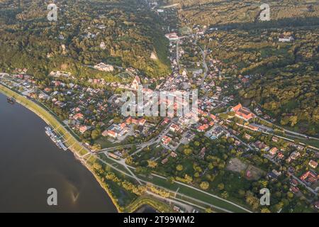 Luftdrohnenaufnahme von Kazimierz Dolny, Stadt in Polen. Stockfoto