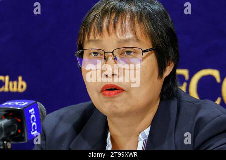Tokio, Japan. November 2023. NUG-Außenminister Zin Mar Aung spricht während einer Pressekonferenz im japanischen Außenministerclub in Tokio. Zin Mar Aung ist Außenminister der Regierung der Nationalen Einheit (NUG) von Myanmar. Zin Mar Aung besucht Japan offiziell zum ersten Mal als Außenminister der NUG. (Kreditbild: © Rodrigo Reyes Marin/ZUMA Press Wire) NUR REDAKTIONELLE VERWENDUNG! Nicht für kommerzielle ZWECKE! Stockfoto