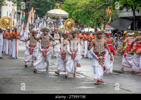 VES-Tänzer (Up Country oder Kandyan-Tänzer) treten während des Day Perahera auf den Straßen von Kandy in Sri Lanka auf. Stockfoto