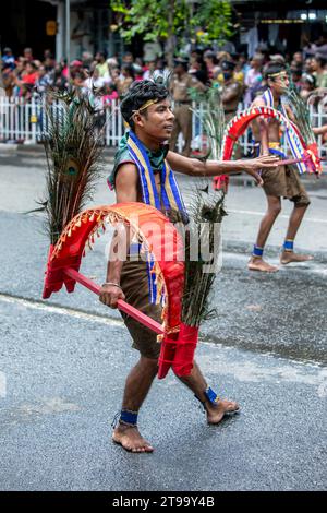 Hinduistische Kavadi-Tänzer treten während des Day Perahera auf den Straßen von Kandy in Sri Lanka auf. Stockfoto