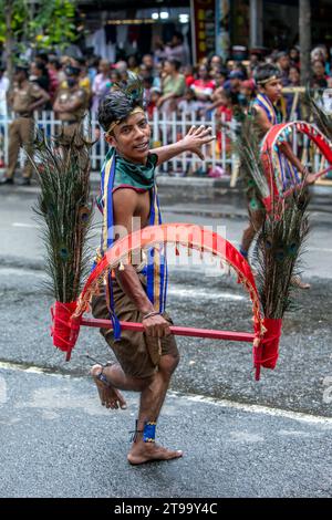 Hinduistische Kavadi-Tänzer treten während des Day Perahera auf den Straßen von Kandy in Sri Lanka auf. Stockfoto