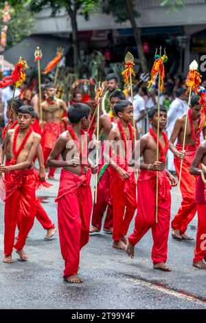 Während des Day Perahera treten junge hinduistische Kavadi-Tänzer auf den Straßen von Kandy in Sri Lanka auf. Stockfoto