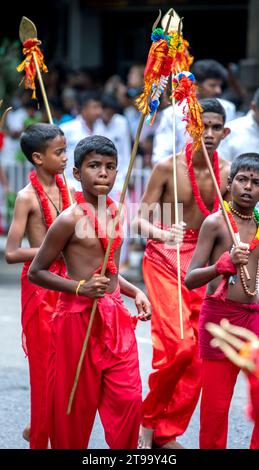 Während des Day Perahera treten junge hinduistische Kavadi-Tänzer auf den Straßen von Kandy in Sri Lanka auf. Stockfoto