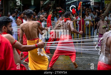 Hinduistische Kavadi-Tänzer mit Haken, die sich in die Haut stechen, treten während des Day Perahera auf den Straßen von Kandy in Sri Lanka auf. Stockfoto