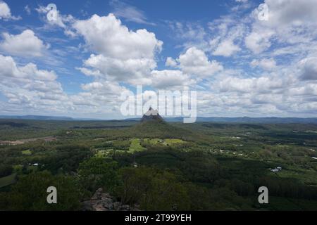 Panoramablick auf Mt. Coonowrin und Mt. Beerwah vom Gipfel des Mt. Ngungun in den Glass House Mountains, Queensland Australien Stockfoto