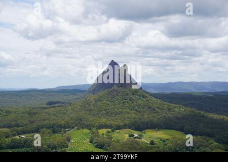 Panoramablick auf Mt. Coonowrin und Mt. Beerwah vom Gipfel des Mt. Ngungun in den Glass House Mountains, Queensland Australien Stockfoto