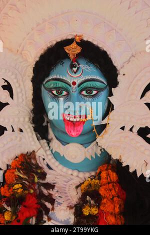 Potrait der hinduistischen Göttin kali, wunderschönes maa kali Idol während des kali Pujo Festivals in westbengalen. Die kali Puja findet am Tag des diwali in bengalen statt Stockfoto